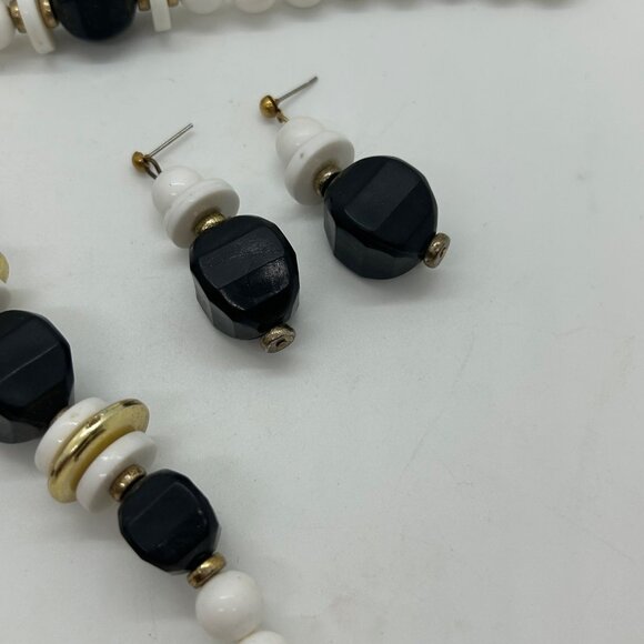 Black & White Acrylic Necklace & Earrings Bead Set Gold-Tone Accents Plastic - Picture 4 of 10